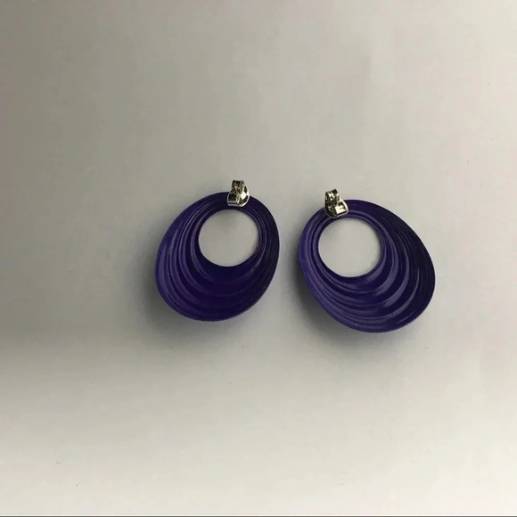 Hollow Out Open Oval Shaped Post Back Earrings - Picture 3 of 3
